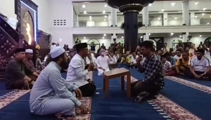Disaksikan Puluhan Jemaah, Pemuda Asal Jakarta Ucap Syahadat di Masjid Baiturrahman Limboto