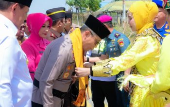 Kapolda Irjen Pol Nurworo Danang Disambut Adat Mopotilolo Setiba di Gorontalo