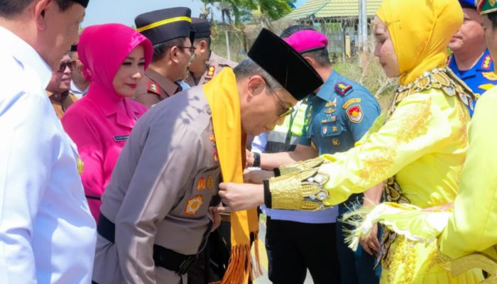 Kapolda Irjen Pol Nurworo Danang Disambut Adat Mopotilolo Setiba di Gorontalo