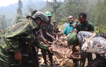 Haru dan Hangat, Prajurit Yonif 713/ST dan Warga Ugimba Rajut Persaudaraan Lewat Tradisi Bakar Batu