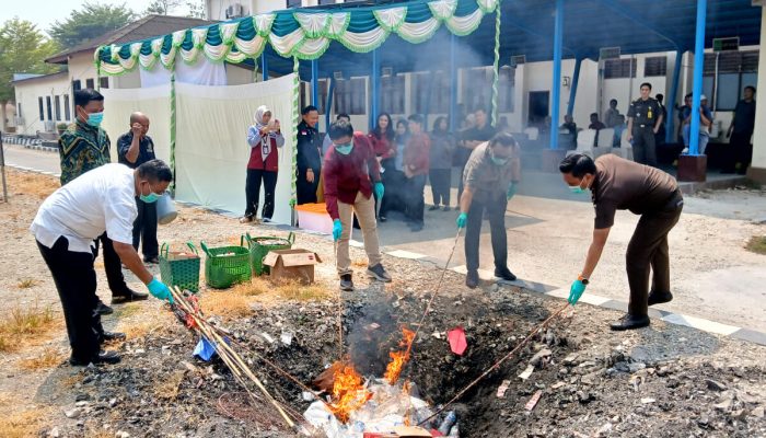Dari Miras hingga Narkotika, Kejari Kabgor Musnahkan Barang Bukti Hasil Kejahatan
